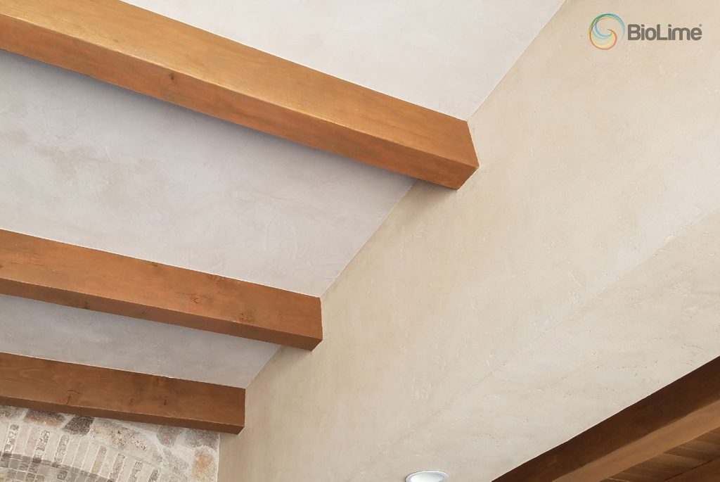 Ceiling with finish lime plaster and wooden beams